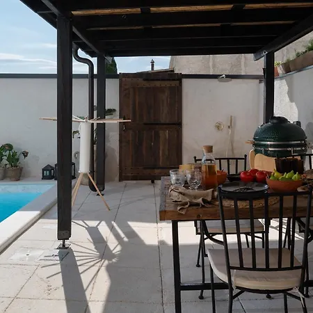 Дом отдыха Blacksmith's House - Secluded Heated Pool Oasis Near Zadar