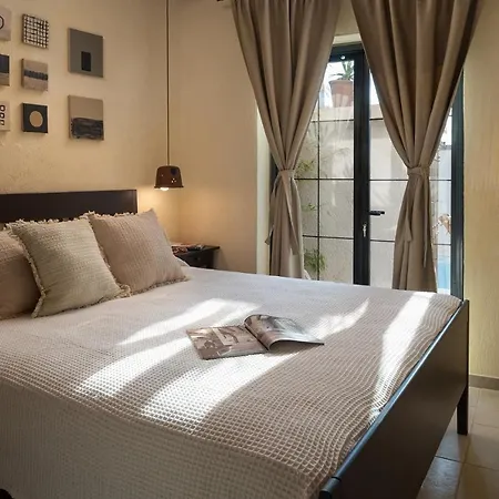 Blacksmith's House - House With Heated Pool Nyaraló