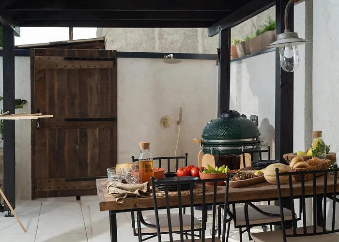 Blacksmith's House - House With Heated Pool Nyaraló