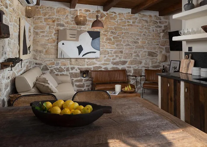 Blacksmith's House - House With Heated Pool