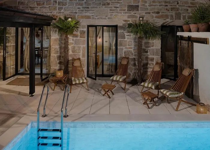 Blacksmith's House - House With Heated Pool Posedarje