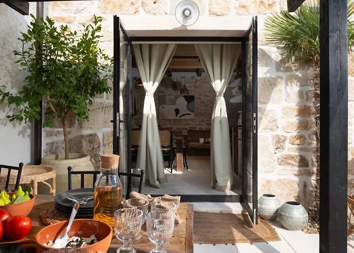 Blacksmith's House - House With Heated Pool Nyaraló