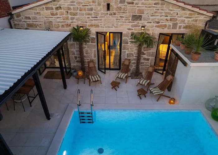 Blacksmith's House - House With Heated Pool
