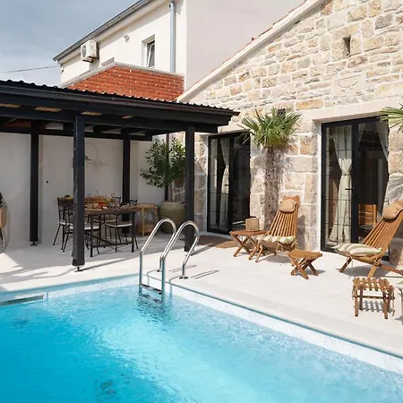 Blacksmith's House - House With Heated Pool Nyaraló *