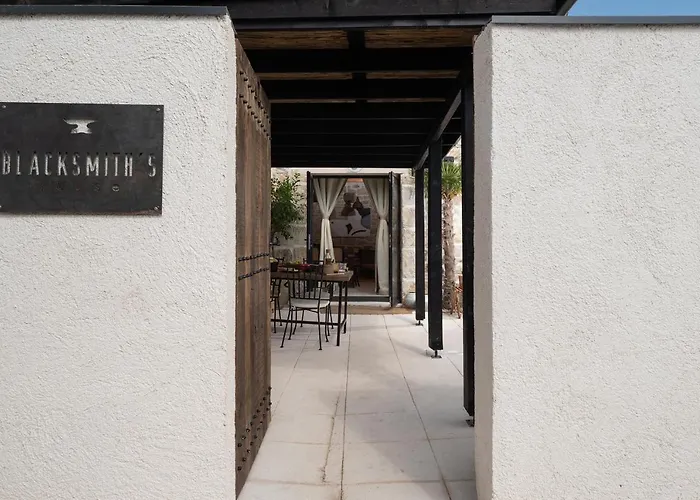 Nyaraló Blacksmith's House - House With Heated Pool Posedarje